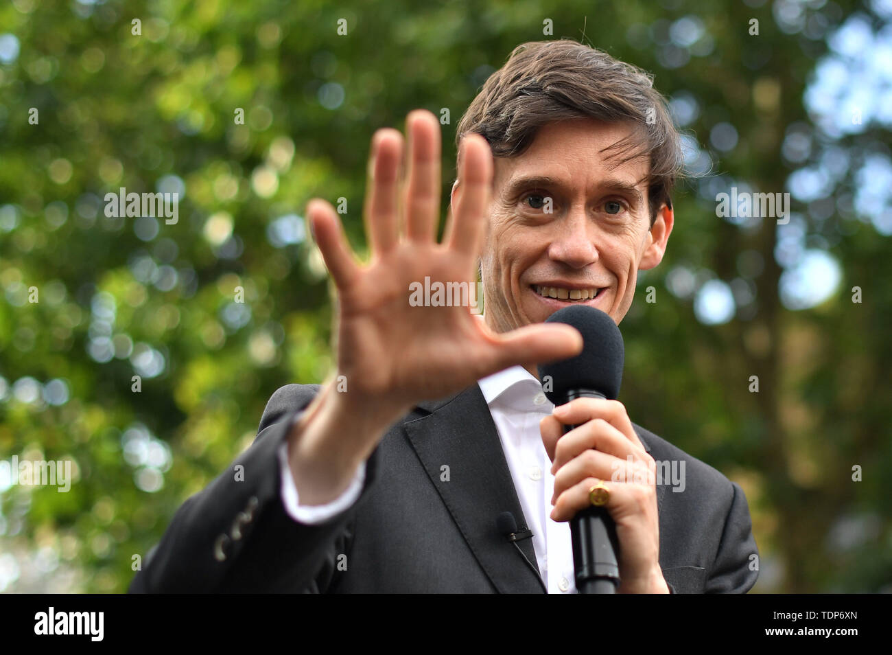 Konservative Partei Führung Kämpfer Rory Stewart in einer Rede auf der Kundgebung an der Abstimmung Underbelly Festival Garten auf der South Bank in London. Stockfoto