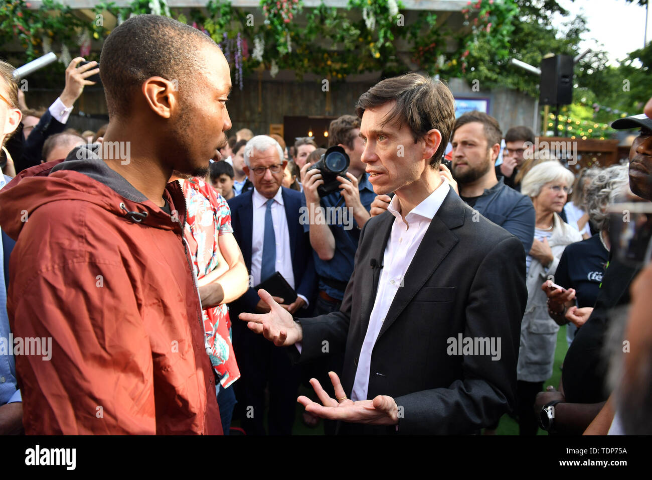Konservative Partei Führung Kämpfer Rory Stewart im Gespräch mit einem Mitglied der Öffentlichkeit an einer Abstimmung Kundgebung am Unterbauch Festival Garten auf der South Bank in London. Stockfoto