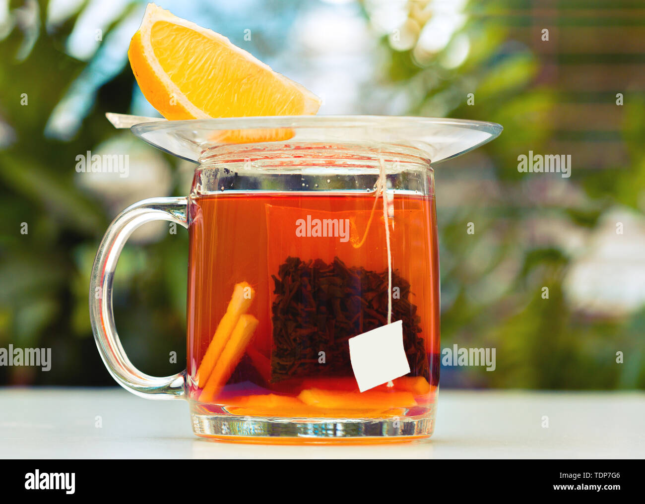 Schwarzer Tee mit einer Scheibe Zitrone in einem Glas mug Stockfoto