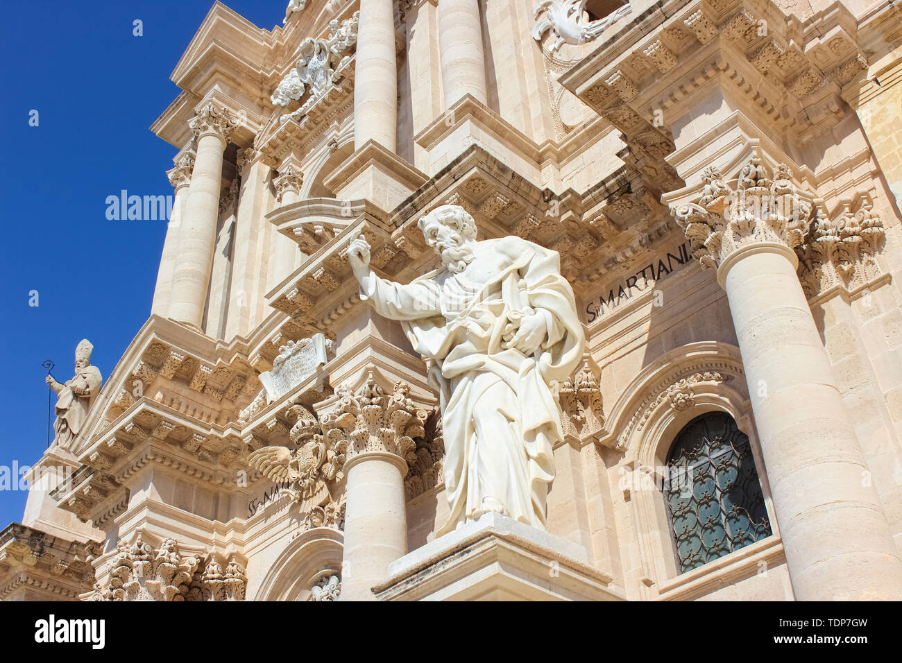 Detail der Fassade der eindrucksvollen Kathedrale von Syrakus auf der Piazza Duomo in Syrakus, Sizilien, Italien. Statuen mit religiösen Motiven. Skulpturen. Die barocke Architektur. Insel Ortigia. Stockfoto