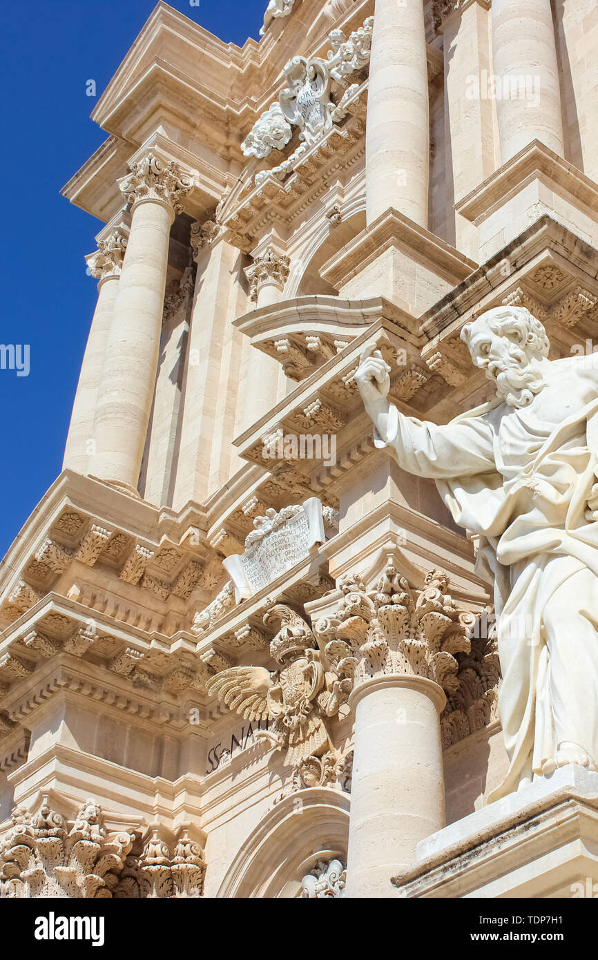 Detailansicht der vorderen Fassade der beeindruckenden Kathedrale von Syrakus auf der Piazza Duomo in der Insel Ortygia, Sizilien, Italien. Skulpturen mit religiösen Motiven. Die barocke Architektur. Beliebte touristische Ort. Stockfoto