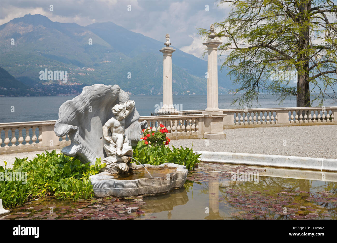 BELAGGIO, Italien, 10. Mai 2015: Die Villa Melzi am Ufer des Comer See und der kleine Brunnen in den Gärten. Stockfoto
