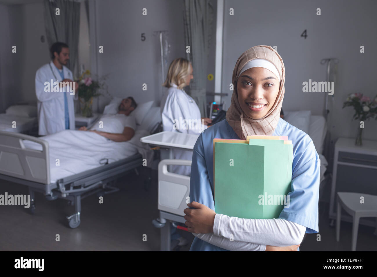 Ärztin mit medizinischen Akten in der Gemeinde, im Krankenhaus Stockfoto