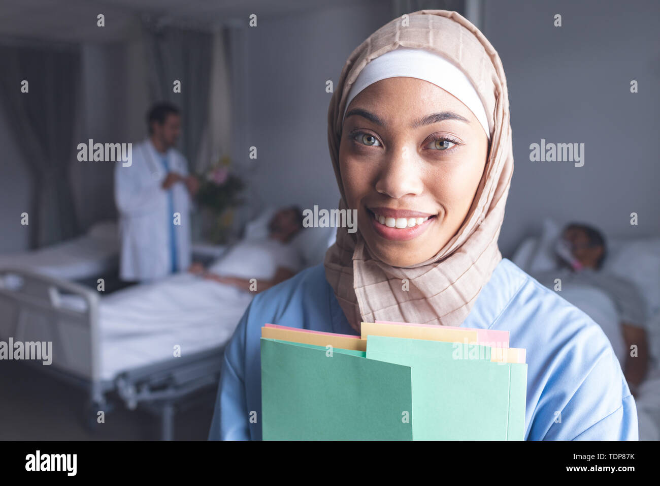Ärztin mit medizinischen Akten in der Gemeinde, im Krankenhaus Stockfoto