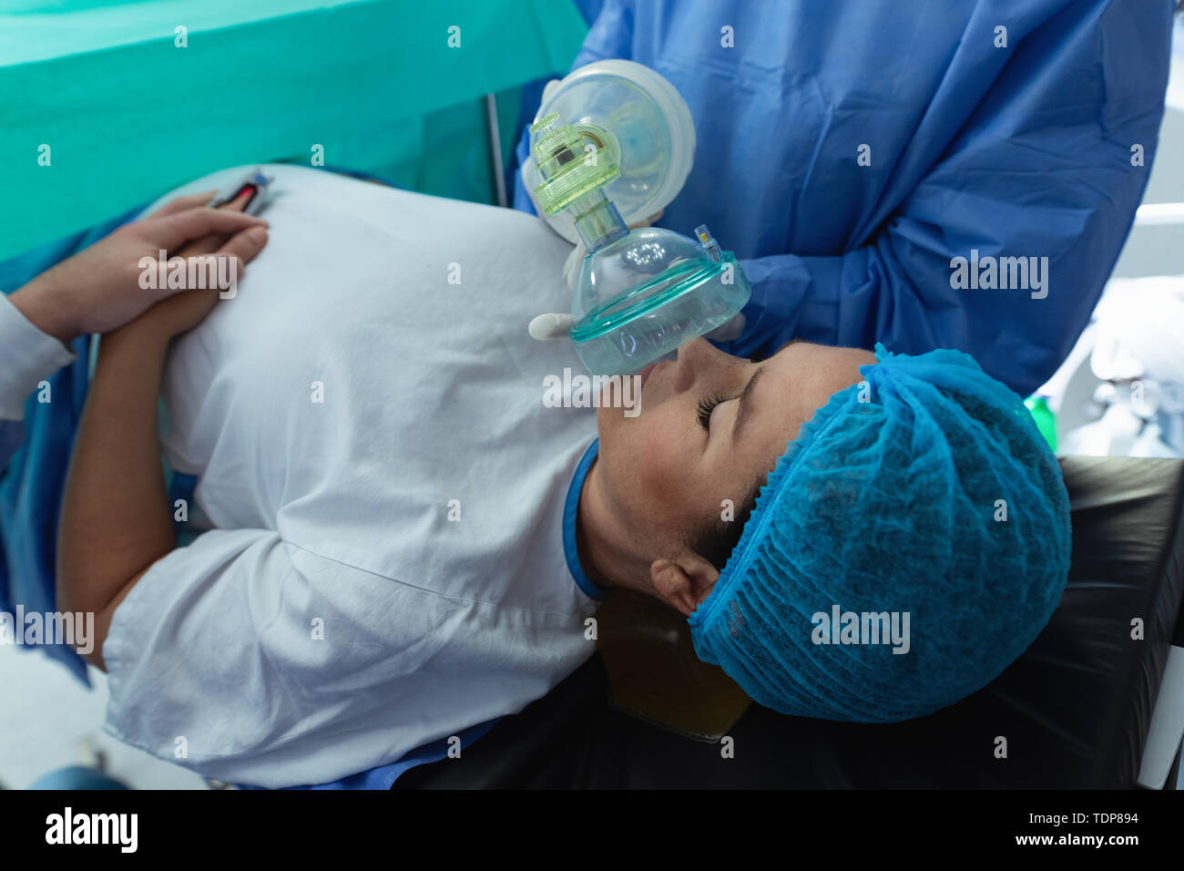 Chirurg tröstlich schwangere Frau während der Arbeit im Betrieb Theater Stockfoto