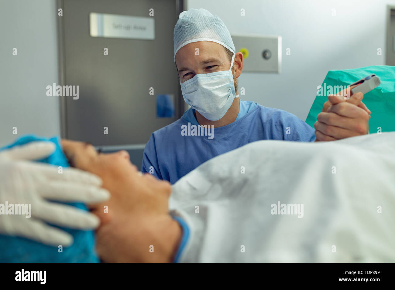 Mann beruhigend schwangere Frau während der Arbeit im Betrieb Theater Stockfoto