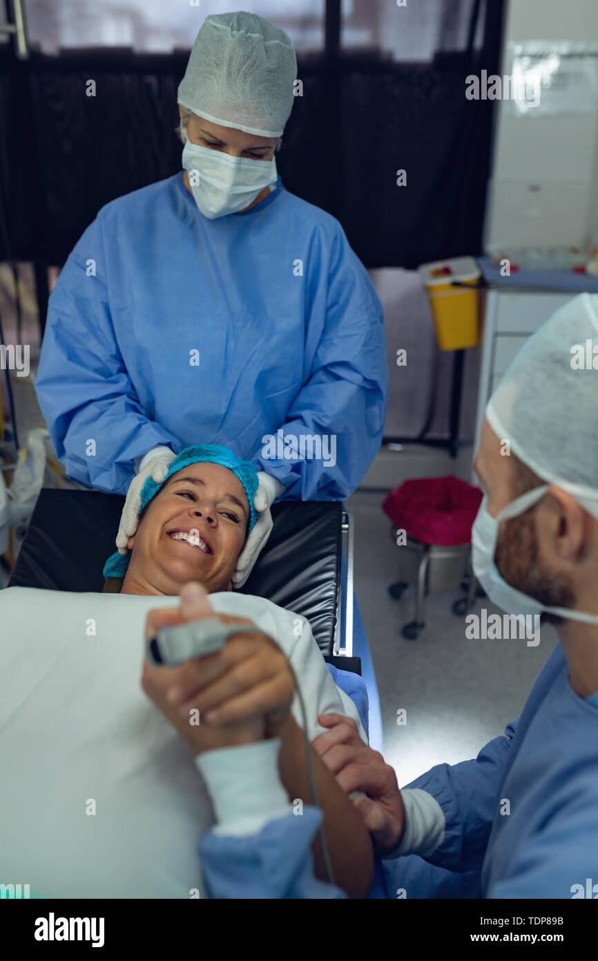 Mann beruhigend schwangere Frau während der Arbeit im Betrieb Theater Stockfoto