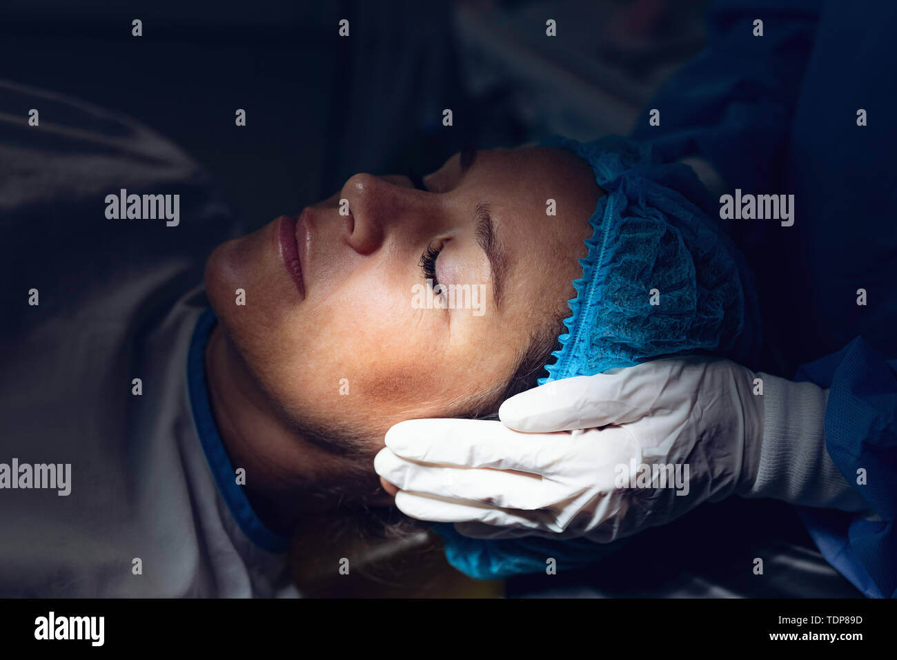 Chirurg tröstlich schwangere Frau während der Arbeit im Betrieb Theater Stockfoto