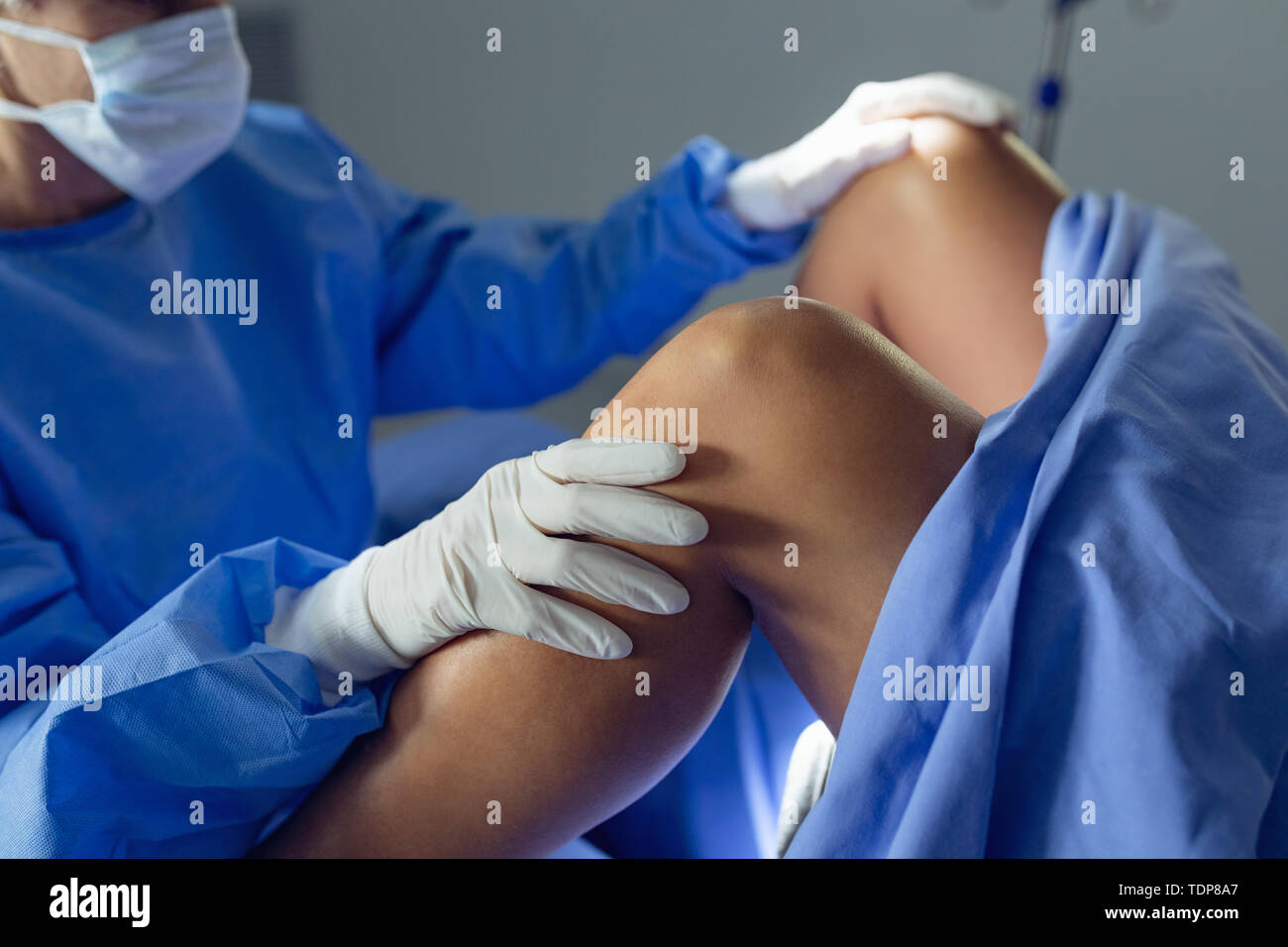 Chirurg Prüfung schwangere Frau während der Lieferung im Operationssaal Stockfoto