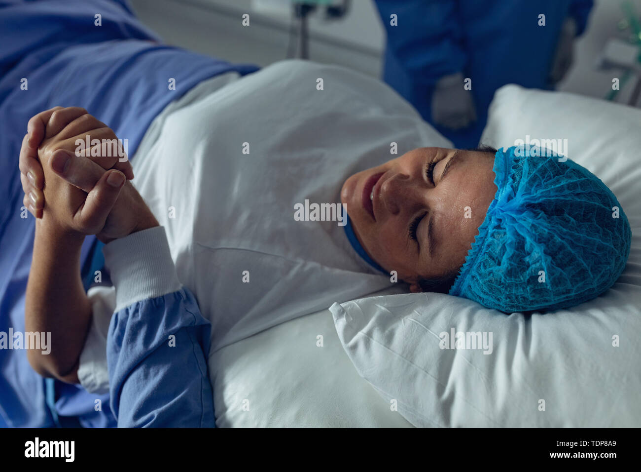 Mann beruhigend schwangere Frau während der Arbeit im Betrieb Theater Stockfoto