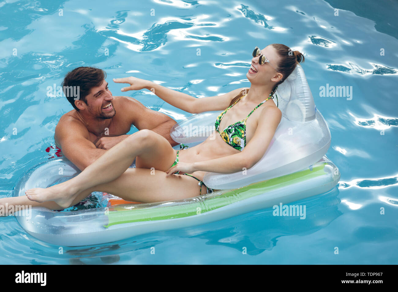 Paar gemeinsam Spaß im Schwimmbad Stockfoto