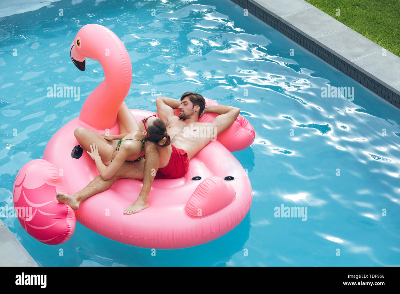 Paar zusammen Schlafen auf einer aufblasbaren Rohr im Pool Stockfoto
