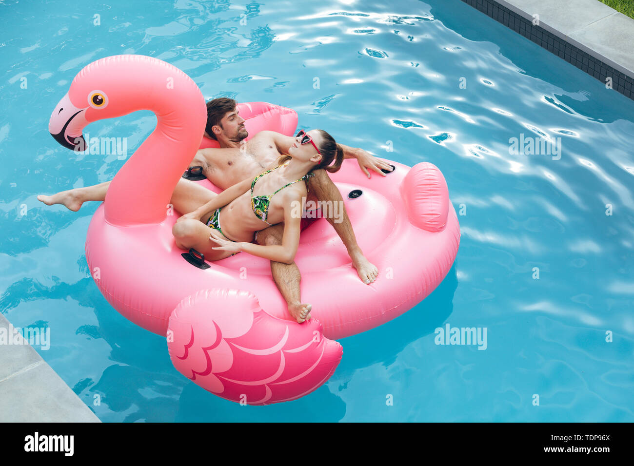 Paar zusammen Schlafen auf einer aufblasbaren Rohr im Pool Stockfoto