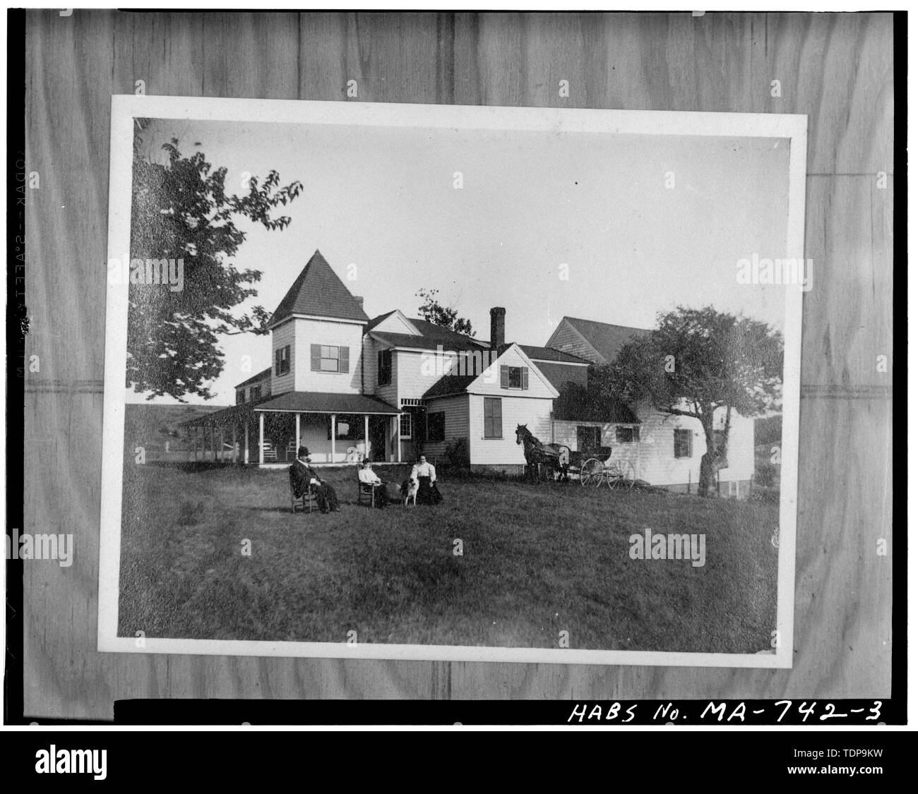 Fotokopie des Circa-Foto 1895 von Frau Ruth Dyer, HAUS UND DIE ANGESCHLOSSENEN SCHEUNE AUS DEM NORDWESTEN - Jonathan Collins House, South Pamet Straße, Truro, Barnstable County, MA im Besitz Stockfoto