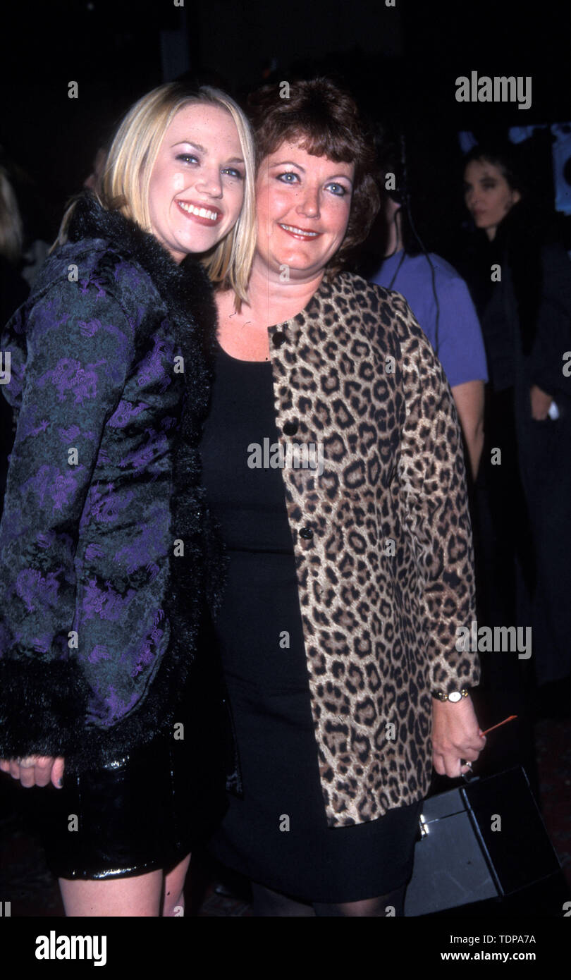 Okt 28, 1998; Los Angeles, CA, USA; Schauspielerin ADRIENNE FRANTZ & ihre Mutter @ der 'Willkommen in Hollywood" Filmpremiere.. (Bild: Chris Delmas/ZUMA Draht) Stockfoto