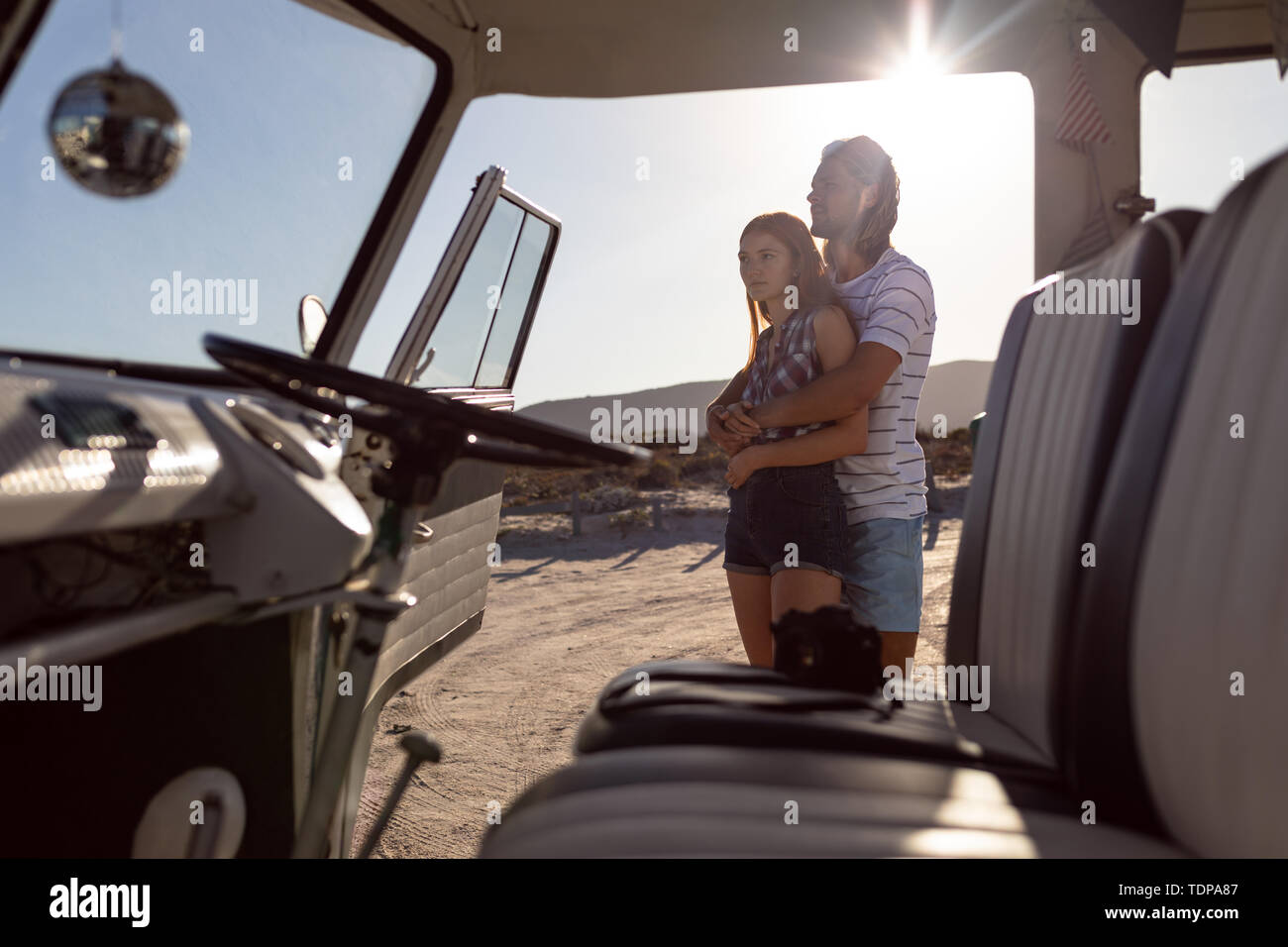 Mann die Frau in der Nähe von Camper am Strand Stockfoto