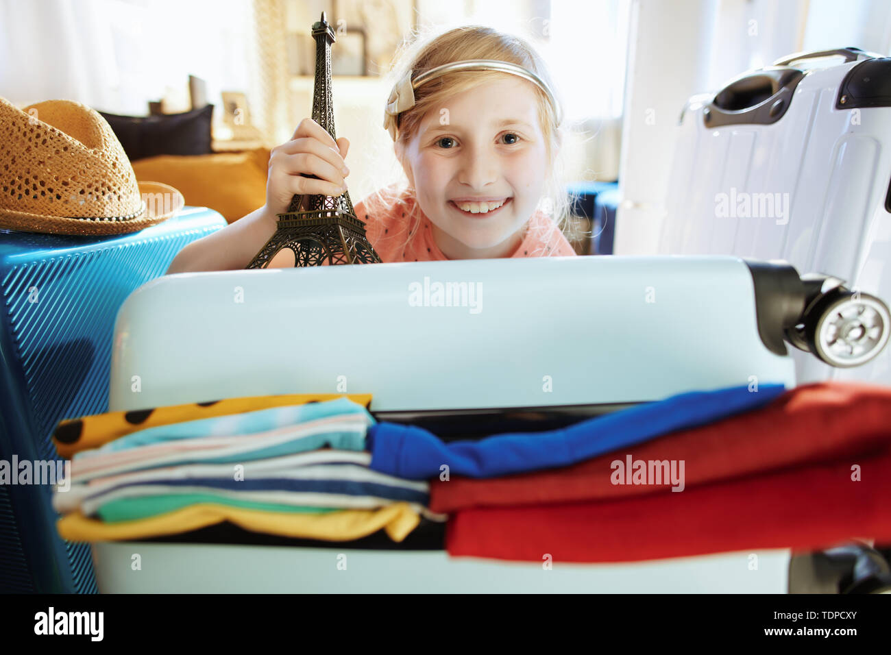 Gerne moderne touristische Kind in das moderne Haus im sonnigen Sommertag, Eiffelturm Souvenir. Stockfoto