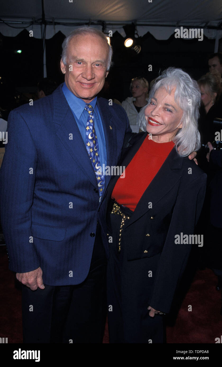 Februar 08, 1999, Los Angeles, CA, USA; der ehemalige Astronaut Buzz Aldrin mit seiner Frau Lois auf der 'Message In A Bottle' Premiere.. (Bild: Chris Delmas/ZUMA Draht) Stockfoto
