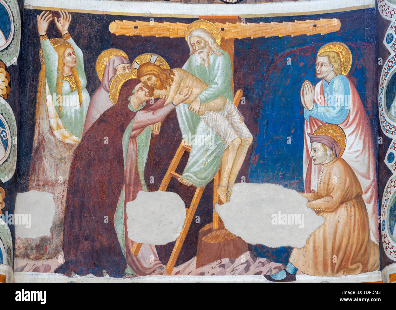 COMO, ITALIEN - 9. Mai 2015: Die alten Fresken der Deposition in der Kirche Basilica di San Abbondio von unbekannter Künstler 'Maestro di Sant'Abbondio' (1315 - 1324). Stockfoto