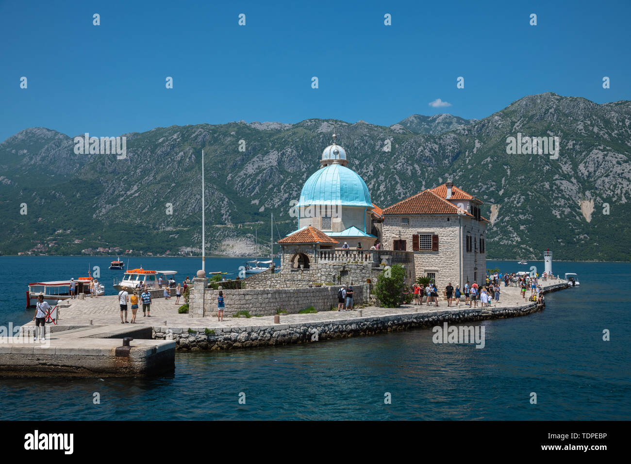 Perast, Montenegro - 10. Juni. 2019: Kirche Unserer Lieben Frau von Felsen auf der künstlichen Insel Gospa od Skrpjela. Stockfoto