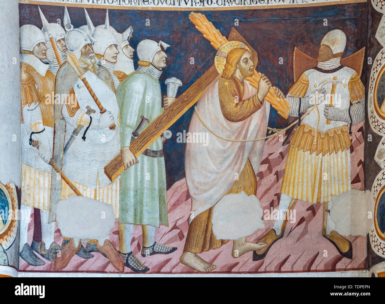COMO, ITALIEN - 9. Mai 2015: Die alten Fresken der Jesus mit dem Kreuz in der Kirche Basilica di San Abbondio von unbekannter Künstler 'Maestro di Sant'Abbondio' Stockfoto