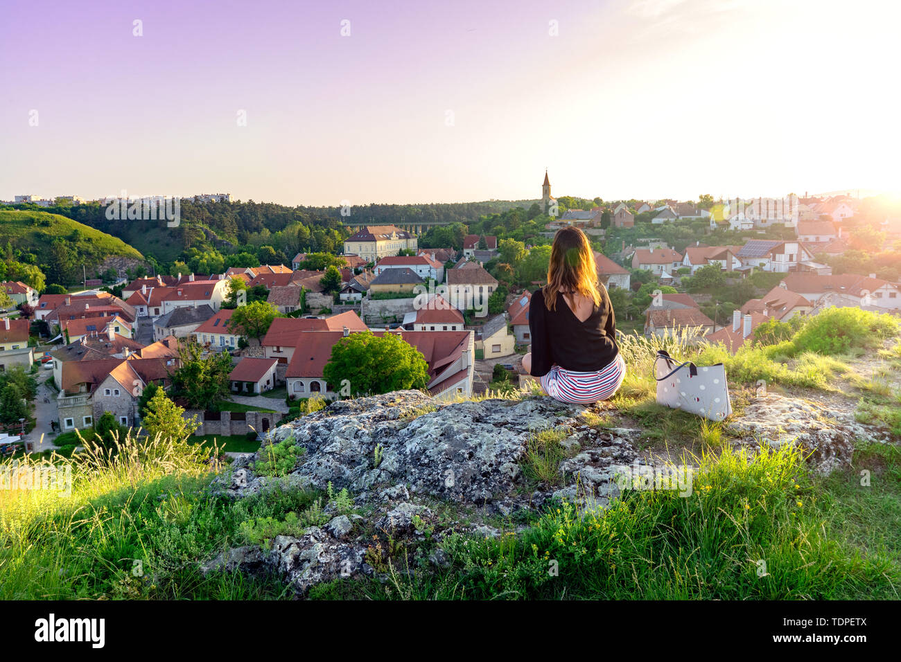 Die grünen Hügel Garten in der Mitte der alten Stadt Veszprem, Ungarn mit einer Frau sitzt auf dem Felsen und die Aussicht geniessen Stockfoto