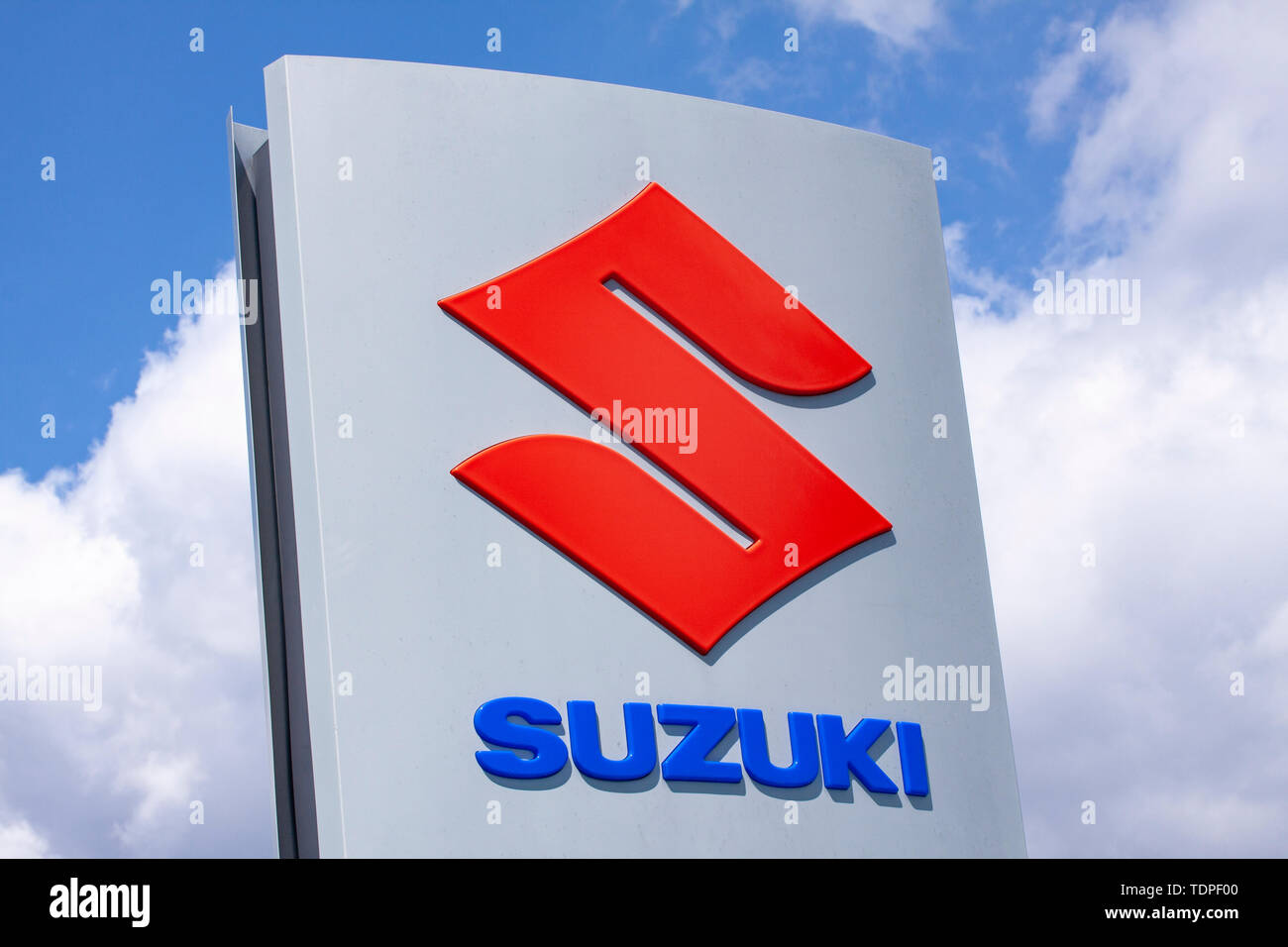 Schild mit dem Logo der Suzuki Motor Corporation. Japanischer multinationaler Konzern mit Hauptsitz in Minami-ku, Hamamatsu. Kopenhagen, Dänemark - 1. Juni Stockfoto