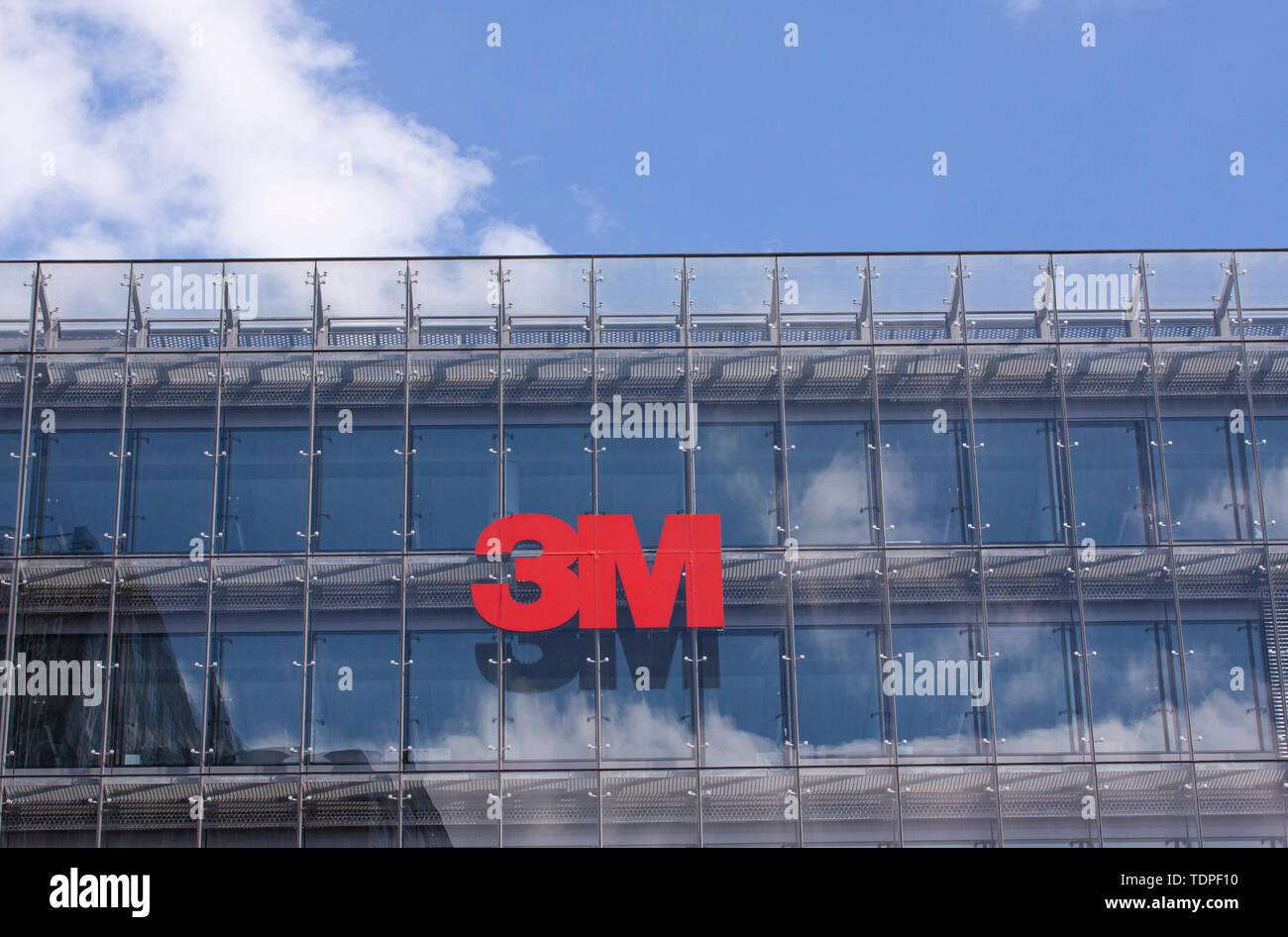 Zeichen auf der Fassade mit dem Logo der 3M Company. Amerikanische multinationale Konglomerat Corporation. Kopenhagen, Dänemark - 17. Juni, 2019 Stockfoto