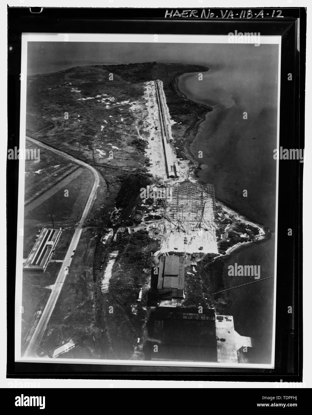 (Original in Langley Research Center, Hampton, VA (LaRC)) (L 4496) LUFTBILD VON FULL-SCALE WIND TUNNEL IM BAU; c. 1930. Hinweis WASSERFLUGZEUG ABSCHLEPPEN KANAL STRUKTUR im Hintergrund. - Die NASA Langley Research Center, maßstäblichen Windkanal, 224 Jagd Avenue, Hampton, Hampton, VA; Wang, Charissa Y, Feld Mannschaft; Durst, Donald M, Feld Mannschaft; Herrin, Dekan ein, Projektleiter; Stewart, Robert C, Historiker; Lowe, Jet, Fotograf; Salyer, Bill, Fotograf; Hardlines: Gestaltung und Abgrenzung, delineator Stockfoto