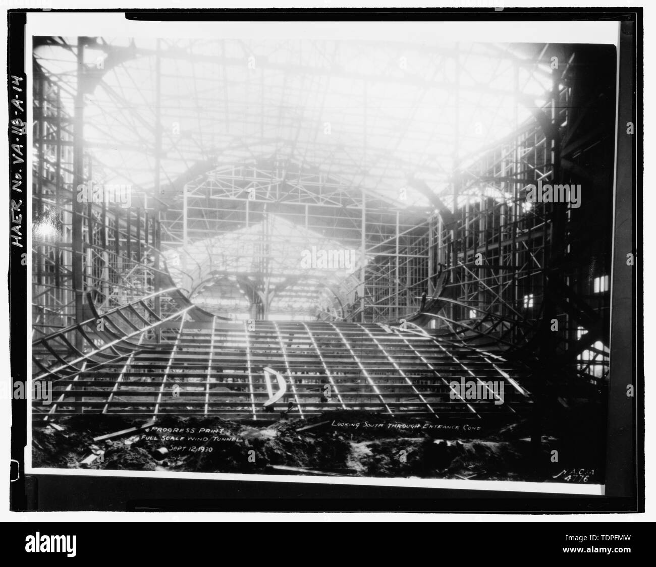 (Original im Langley Research Center, Hampton, VA (LaRC)) (L4776) BLICK NACH SÜDEN DURCH EINGANG KEGEL DER WINDKANAL IM BAU, 12. SEPTEMBER 1930. - Die NASA Langley Research Center, maßstäblichen Windkanal, 224 Jagd Avenue, Hampton, Hampton, VA; Wang, Charissa Y, Feld Mannschaft; Durst, Donald M, Feld Mannschaft; Herrin, Dekan ein, Projektleiter; Stewart, Robert C, Historiker; Lowe, Jet, Fotograf; Salyer, Bill, Fotograf; Hardlines: Gestaltung und Abgrenzung, delineator Stockfoto