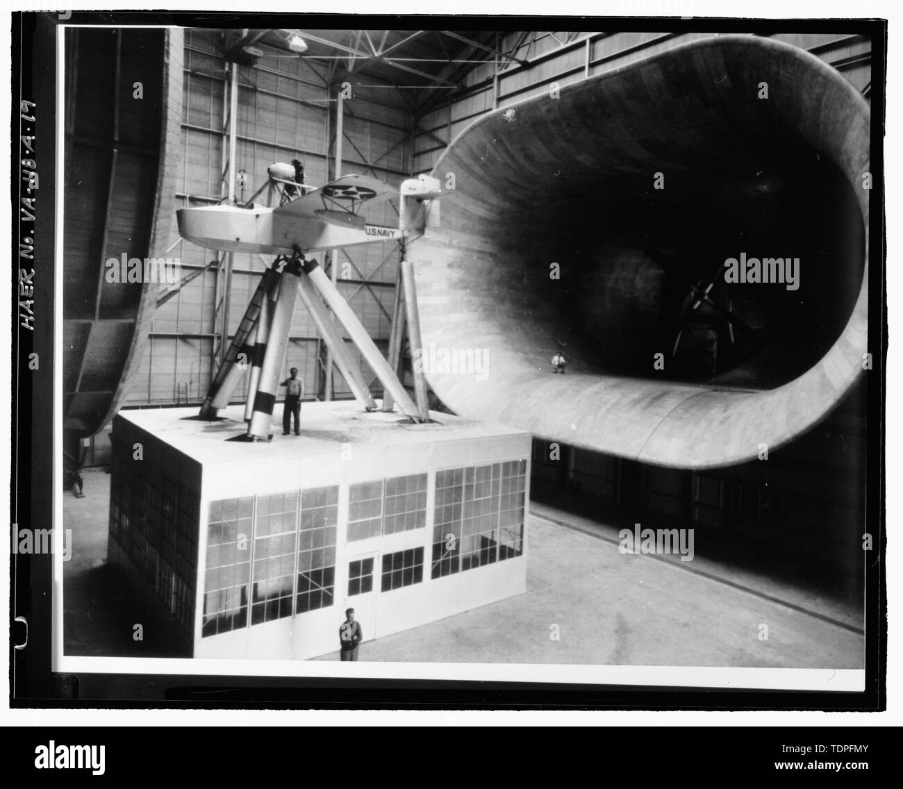 (Original im Langley Research Center, Hampton, VA (LaRC)) (L5925) LOENING SCL-1 WASSERFLUGZEUG IN DEN GROSSEN WINDKANAL, Oktober 1931. - Die NASA Langley Research Center, maßstäblichen Windkanal, 224 Jagd Avenue, Hampton, Hampton, VA; Wang, Charissa Y, Feld Mannschaft; Durst, Donald M, Feld Mannschaft; Herrin, Dekan ein, Projektleiter; Stewart, Robert C, Historiker; Lowe, Jet, Fotograf; Salyer, Bill, Fotograf; Hardlines: Gestaltung und Abgrenzung, delineator Stockfoto