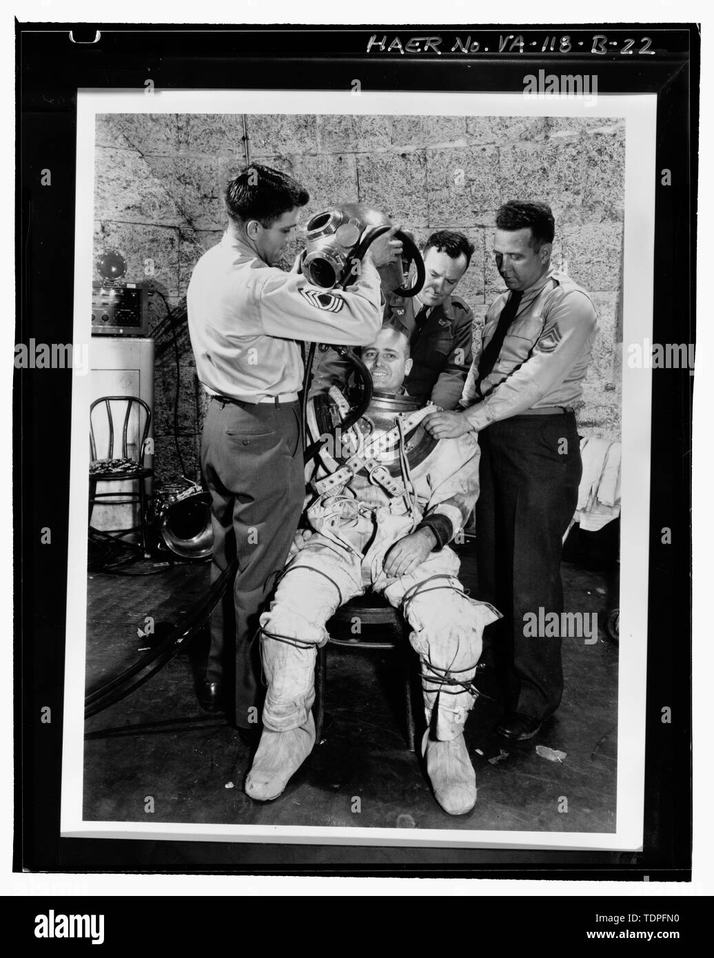 (Original im Langley Research Center, Hampton, VA (LaRC)) (L 64110) TAUCHERANZUG ERFORDERLICH FÜR DIE ARBEIT IN 8-FUSS HOHE GESCHWINDIGKEIT WINDKANAL; Roy H. WRIGHT, der DESIGNER DES INNOVATIVEN GEKERBTEN ABSCHNITT DES TUNNELS IST IM ANZUG. - Die NASA Langley Research Center, 8 Fuß hohe Geschwindigkeit Windkanal, 641 Thornell Avenue, Hampton, Hampton, VA; Wang, Charissa Y, Feld Mannschaft; Durst, Donald M, Feld Mannschaft; Herrin, Dekan ein, Projektleiter; Lowe, Jet, Fotograf; Hardlines: Gestaltung und Abgrenzung, delineator; Stewart, Robert C, Historiker Stockfoto