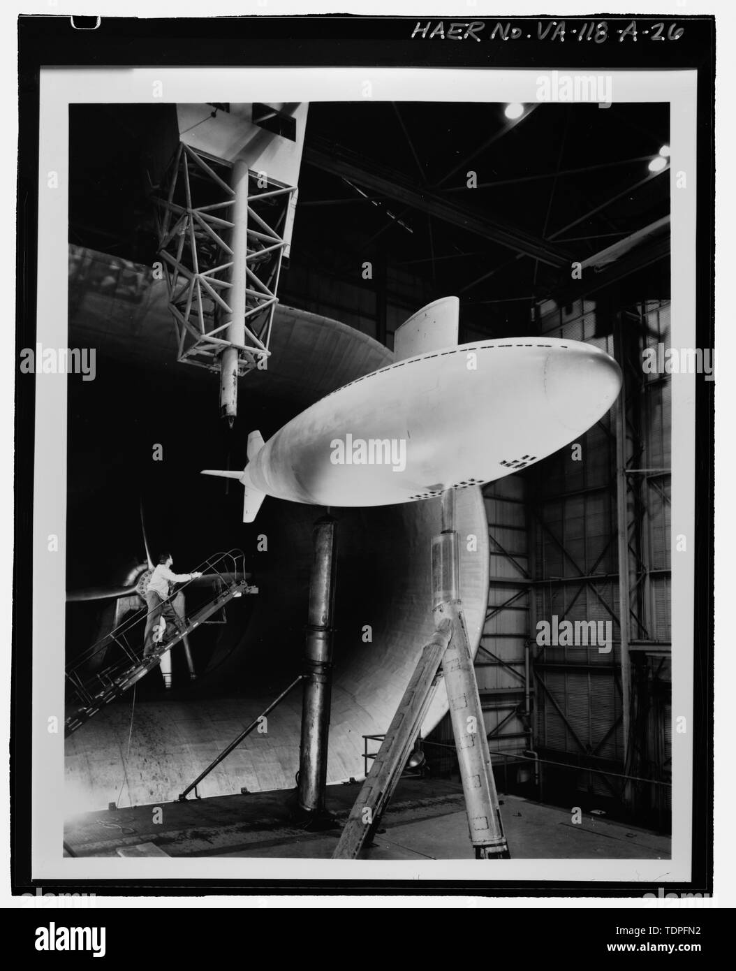 (Original im Langley Research Center, Hampton, VA (LaRC)) (L 64792) Weißer Thun U-BOOT ZIEHEN TESTS IN DER FULL-SCALE WIND TUNNEL. - Die NASA Langley Research Center, maßstäblichen Windkanal, 224 Jagd Avenue, Hampton, Hampton, VA; Wang, Charissa Y, Feld Mannschaft; Durst, Donald M, Feld Mannschaft; Herrin, Dekan ein, Projektleiter; Stewart, Robert C, Historiker; Lowe, Jet, Fotograf; Salyer, Bill, Fotograf; Hardlines: Gestaltung und Abgrenzung, delineator Stockfoto