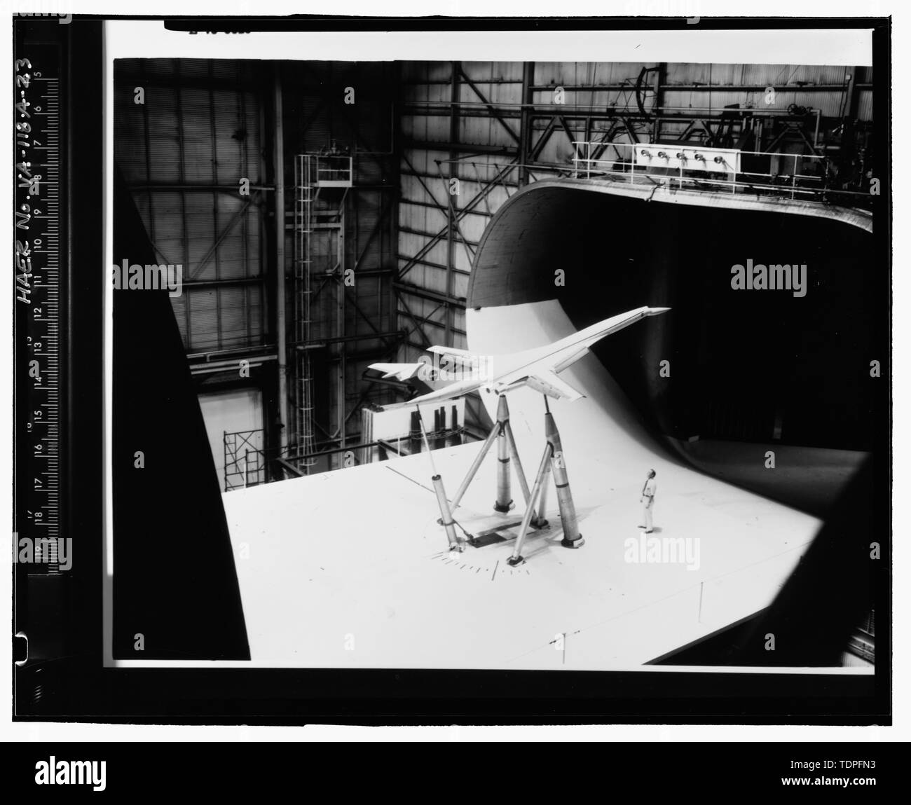 (Original im Langley Research Center, Hampton, VA (LaRC)) (L 73-5028) MODELL DER SUPERSONIC TRANSPORT IN FULL-SCALE WIND TUNNEL. - Die NASA Langley Research Center, maßstäblichen Windkanal, 224 Jagd Avenue, Hampton, Hampton, VA; Wang, Charissa Y, Feld Mannschaft; Durst, Donald M, Feld Mannschaft; Herrin, Dekan ein, Projektleiter; Stewart, Robert C, Historiker; Lowe, Jet, Fotograf; Salyer, Bill, Fotograf; Hardlines: Gestaltung und Abgrenzung, delineator Stockfoto