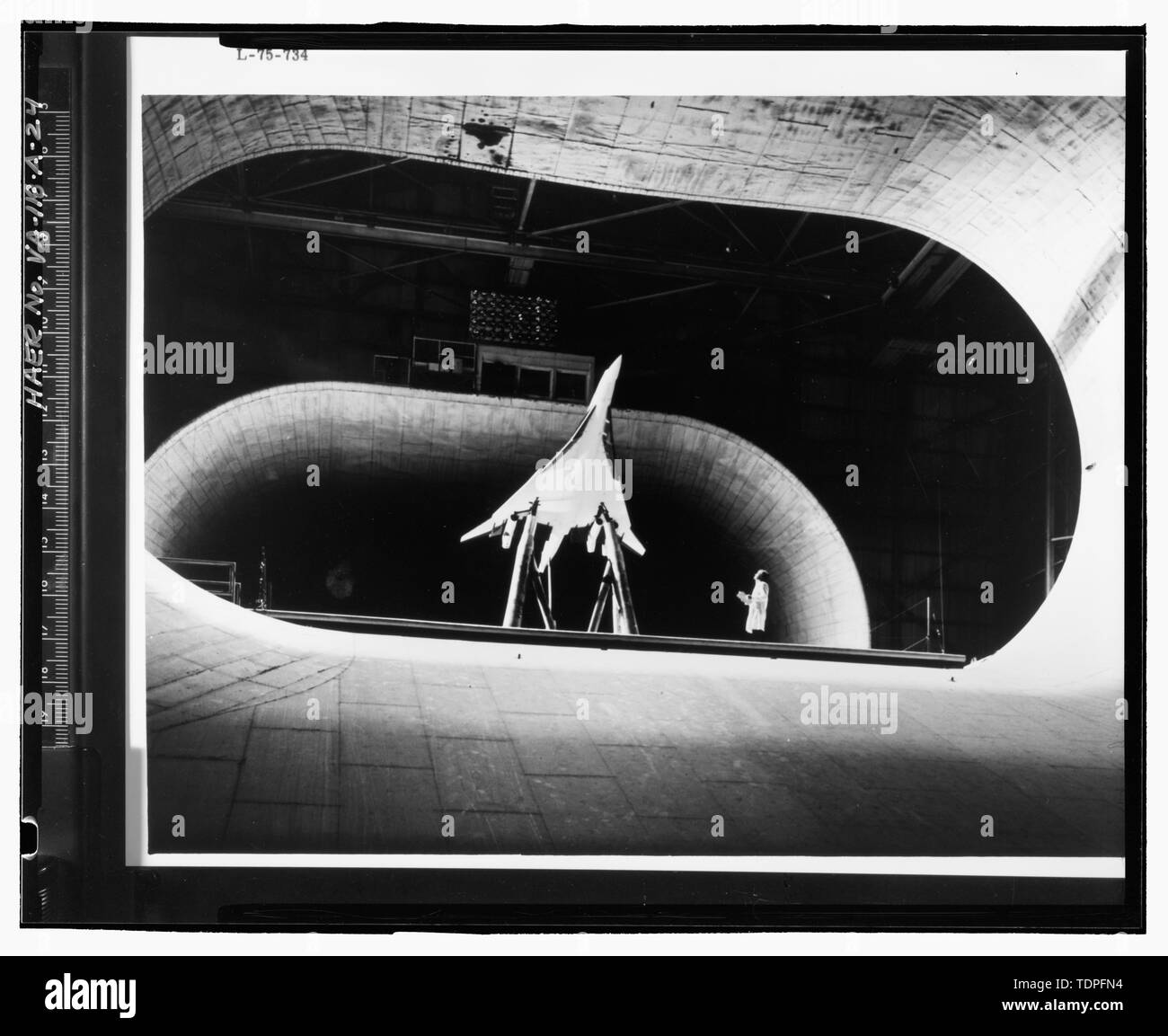 (Original im Langley Research Center, Hampton, VA (LaRC)) (L 75-734) MODELL DER SUPERSONIC TRANSPORT IN FULL-SCALE WIND TUNNEL VOM EINGANG Kegel. - Die NASA Langley Research Center, maßstäblichen Windkanal, 224 Jagd Avenue, Hampton, Hampton, VA; Wang, Charissa Y, Feld Mannschaft; Durst, Donald M, Feld Mannschaft; Herrin, Dekan ein, Projektleiter; Stewart, Robert C, Historiker; Lowe, Jet, Fotograf; Salyer, Bill, Fotograf; Hardlines: Gestaltung und Abgrenzung, delineator Stockfoto
