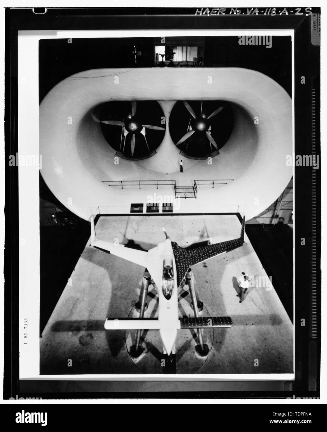 (Original im Langley Research Center, Hampton, VA (LaRC)) (L) 81-7333 RUTAN'S VARI-EZE fortschrittliche Konzepte für Flugzeuge, die in den FULL-SCALE WIND TUNNEL. - Die NASA Langley Research Center, maßstäblichen Windkanal, 224 Jagd Avenue, Hampton, Hampton, VA; Wang, Charissa Y, Feld Mannschaft; Durst, Donald M, Feld Mannschaft; Herrin, Dekan ein, Projektleiter; Stewart, Robert C, Historiker; Lowe, Jet, Fotograf; Salyer, Bill, Fotograf; Hardlines: Gestaltung und Abgrenzung, delineator Stockfoto