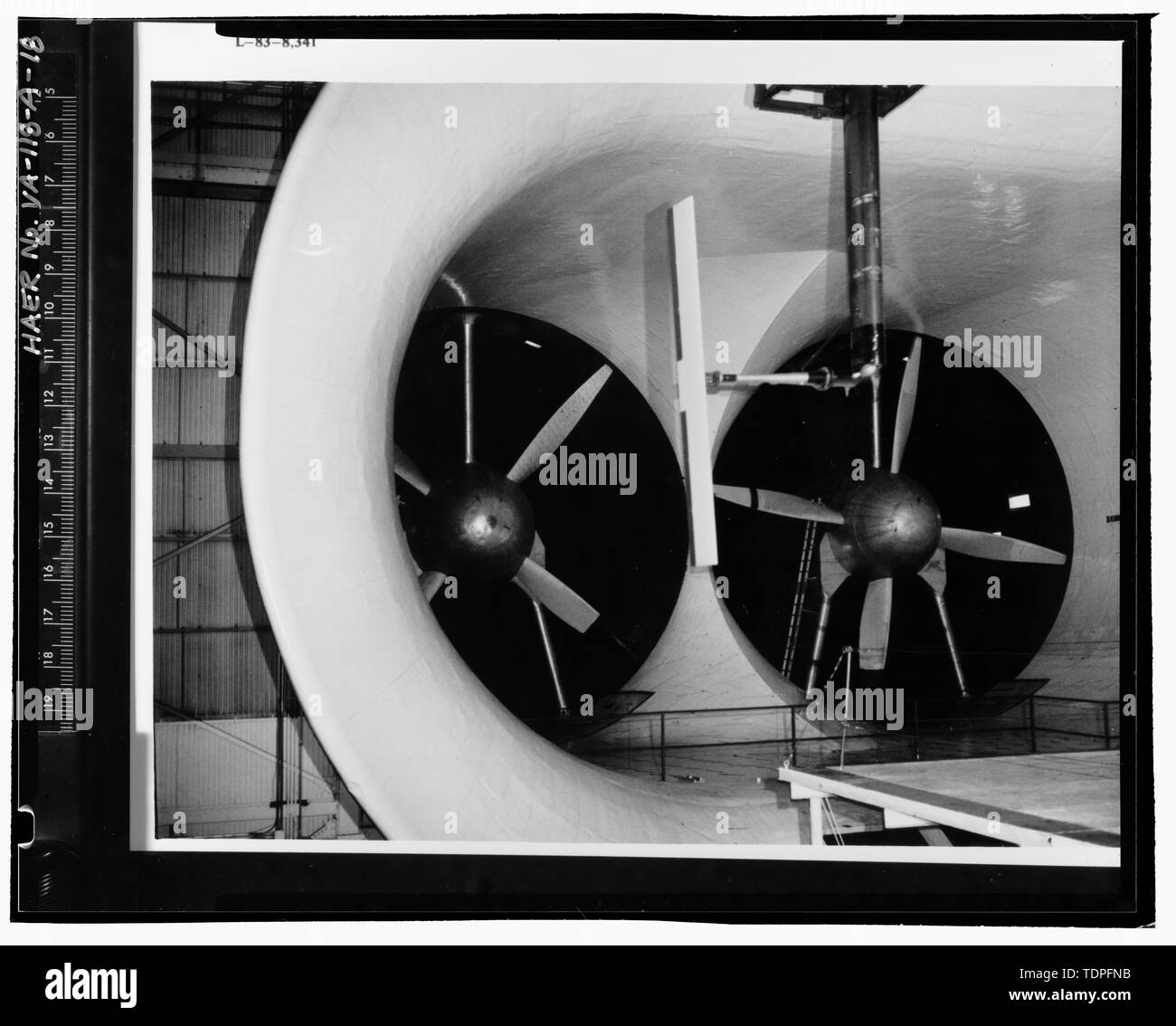 (Original im Langley Research Center, Hampton, VA (LaRC)) (L 83-8341) ANSICHT VON FANS IN VOLLEM UMFANG WINDKANAL, C. Der 1960er Jahre. - Die NASA Langley Research Center, maßstäblichen Windkanal, 224 Jagd Avenue, Hampton, Hampton, VA; Wang, Charissa Y, Feld Mannschaft; Durst, Donald M, Feld Mannschaft; Herrin, Dekan ein, Projektleiter; Stewart, Robert C, Historiker; Lowe, Jet, Fotograf; Salyer, Bill, Fotograf; Hardlines: Gestaltung und Abgrenzung, delineator Stockfoto