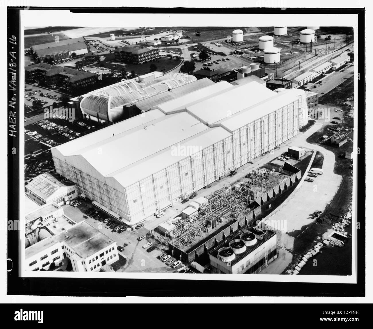 (Original im Langley Research Center, Hampton, VA (LaRC)) (L 89-07075) LUFTAUFNAHME nach Nordwesten MIT DER FULL-SCALE WINDKANAL, 1989. - Die NASA Langley Research Center, maßstäblichen Windkanal, 224 Jagd Avenue, Hampton, Hampton, VA; Wang, Charissa Y, Feld Mannschaft; Durst, Donald M, Feld Mannschaft; Herrin, Dekan ein, Projektleiter; Stewart, Robert C, Historiker; Lowe, Jet, Fotograf; Salyer, Bill, Fotograf; Hardlines: Gestaltung und Abgrenzung, delineator Stockfoto