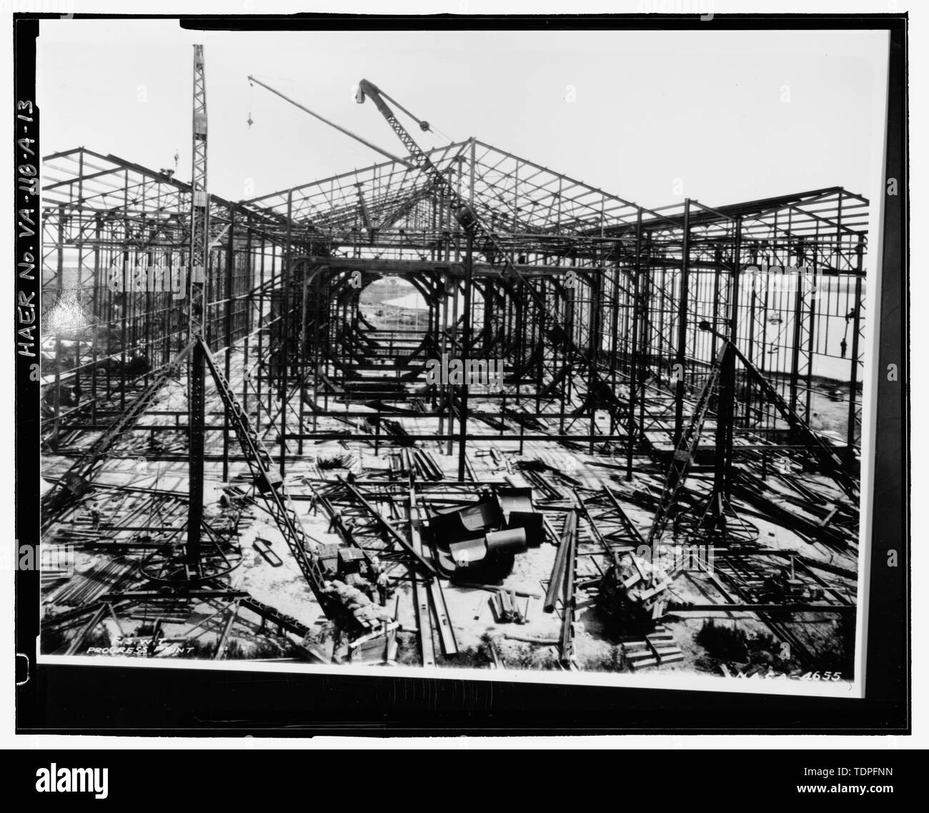 (Original im Langley Research Center, Hampton, VA (LaRC)) (NACA 4655) BLICK NACH NORDEN AUF DIE VOLLSTÄNDIGE WIND TUNNEL IM BAU. - Die NASA Langley Research Center, maßstäblichen Windkanal, 224 Jagd Avenue, Hampton, Hampton, VA; Wang, Charissa Y, Feld Mannschaft; Durst, Donald M, Feld Mannschaft; Herrin, Dekan ein, Projektleiter; Stewart, Robert C, Historiker; Lowe, Jet, Fotograf; Salyer, Bill, Fotograf; Hardlines: Gestaltung und Abgrenzung, delineator Stockfoto
