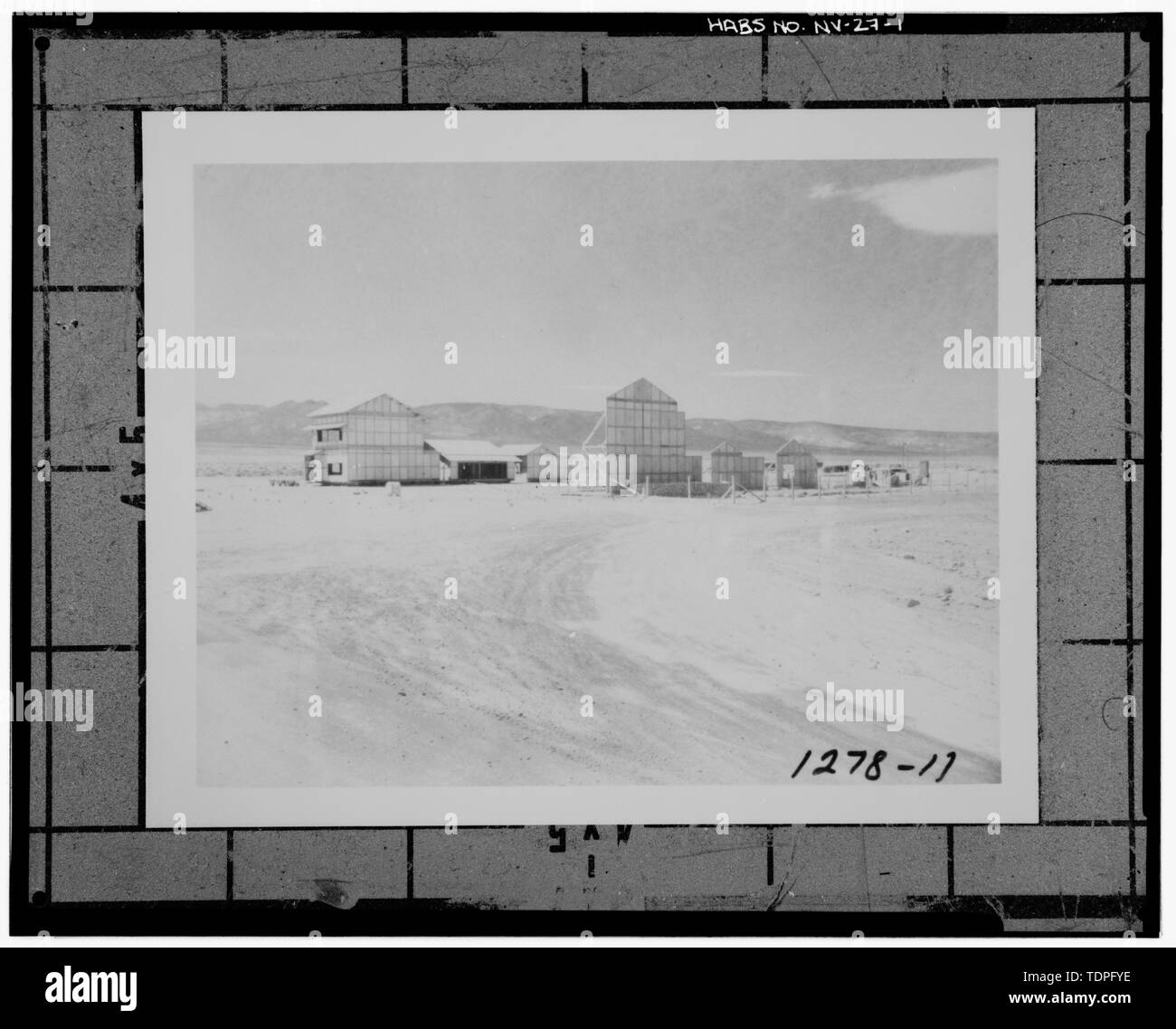 (Original Foto-Negative auf der Remote Sensing Laboratory, Nellis Air Force Base, Las Vegas, Nevada, gelegen). R. B., Foto für zivilrechtlichen Wirkungen Test Organisation, 9. Mai 1962. Historische Ansicht der japanischen Dorf, nach Westen - Nevada Test Site, japanischen Dorf, Bereich 4, Yucca,4-04 Road in der Nähe von Rainier Mesa Road, Quecksilber, Nye County, NV Stockfoto