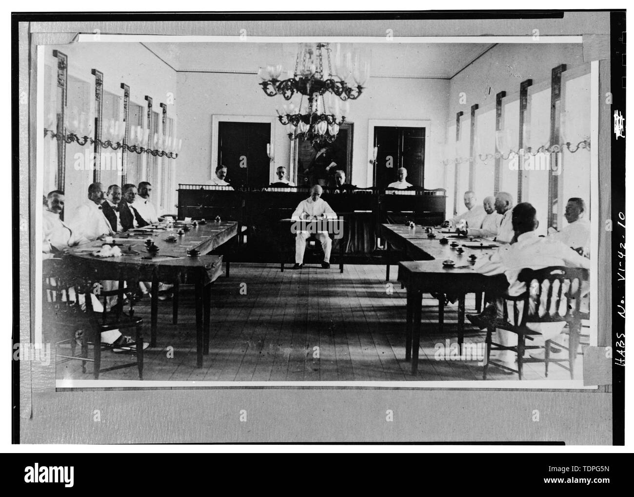 (Original im Besitz des Handels og Sefartsmuseet paa Kronborg (Handel und Seefahrt Museum), Helsingor, Dänemark, ca. 1915) EARLY VIEW DER KOLONIALEN RAT IN DER BALLSAAL - Government House, King Street, Christiansted, St. Croix, VI; Boucher, Jack E, Fotograf Stockfoto