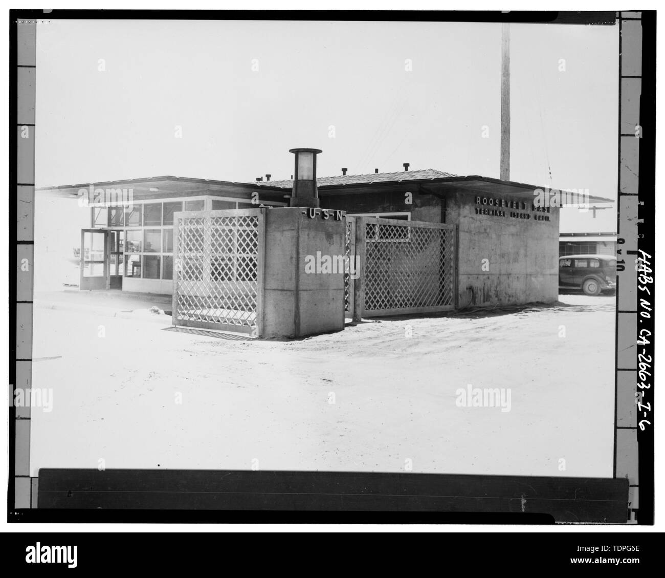 (Original drucken in Engineering Management Gebäude, Naval Shipyard, Long Beach). Marine Foto, 4. Juli 1942, Foto-2226. Gebäude 40, MIT MAIN GATE 1 - Roosevelt, Torhaus, Ecke Ocean Boulevard und Tor 1, Long Beach, Los Angeles County, CA Stockfoto