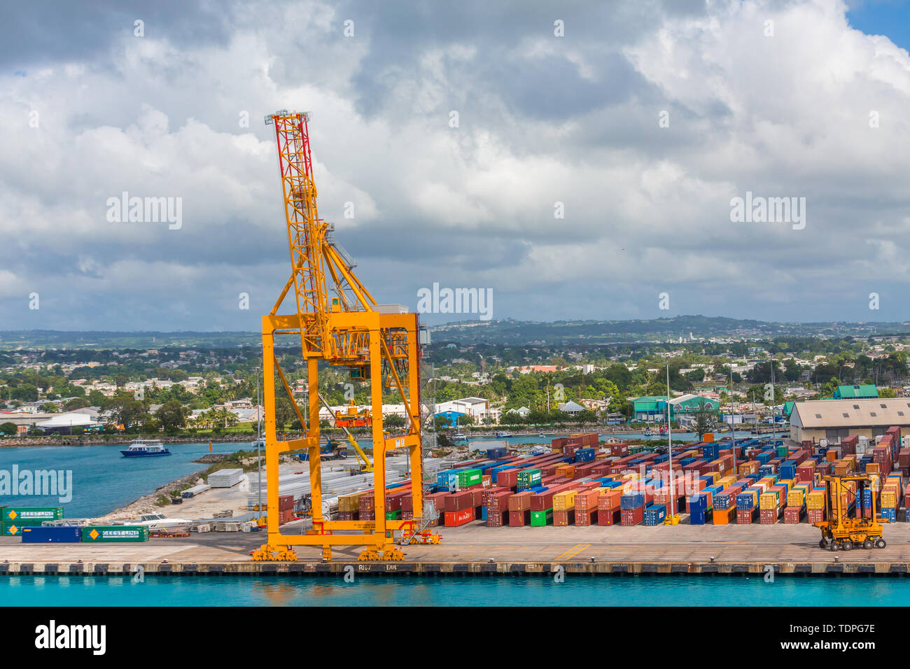 BRIDGETOWN, BARBADOS - Dezember 9, 2016: Frachter jetzt die meisten der Ladung der Welt und die größten Containerschiffe können über 21.000 Einheiten von durchführen Stockfoto