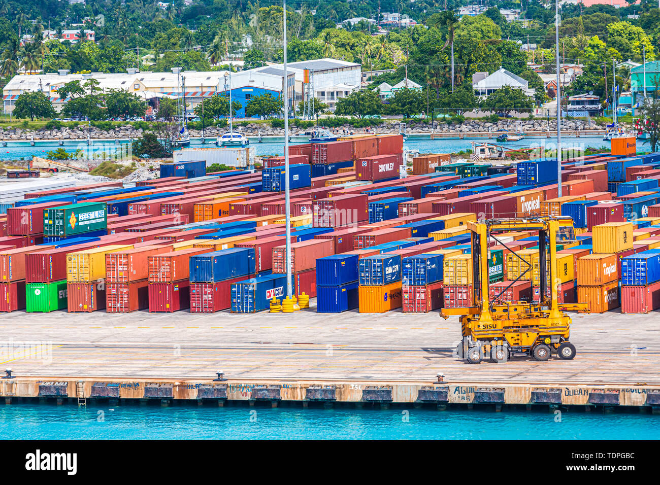 BRIDGETOWN, BARBADOS - Dezember 9, 2016: Frachter jetzt die meisten der Ladung der Welt und die größten Containerschiffe können über 21.000 Einheiten von durchführen Stockfoto