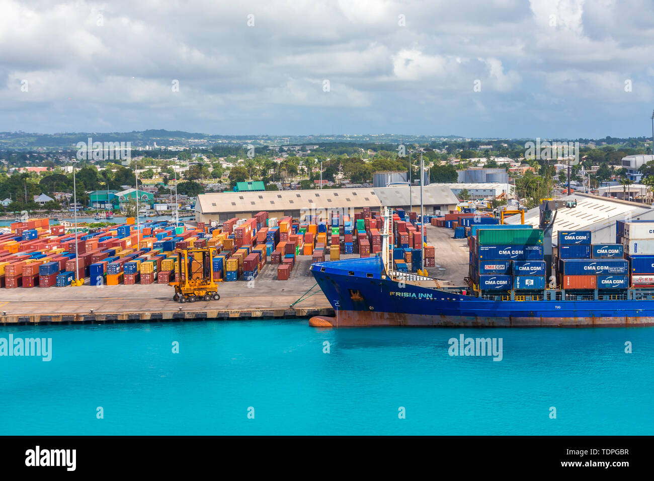 BRIDGETOWN, BARBADOS - Dezember 9, 2016: Frachter jetzt die meisten der Ladung der Welt und die größten Containerschiffe können über 21.000 Einheiten von durchführen Stockfoto
