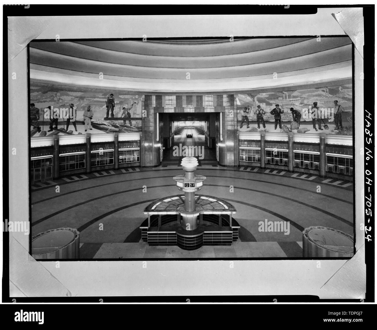 CONCOURSE, WESTLICH VON SUCHEN ZWEITE EBENE BALKON, UHR UND ZEITUNGSKIOSK IN ZENTRUM, ZUG CONCOURSE - WARTERAUM IM ABSTAND - Cincinnati Union Terminal, 1301 Western Avenue, Cincinnati, Hamilton County, OH Stockfoto