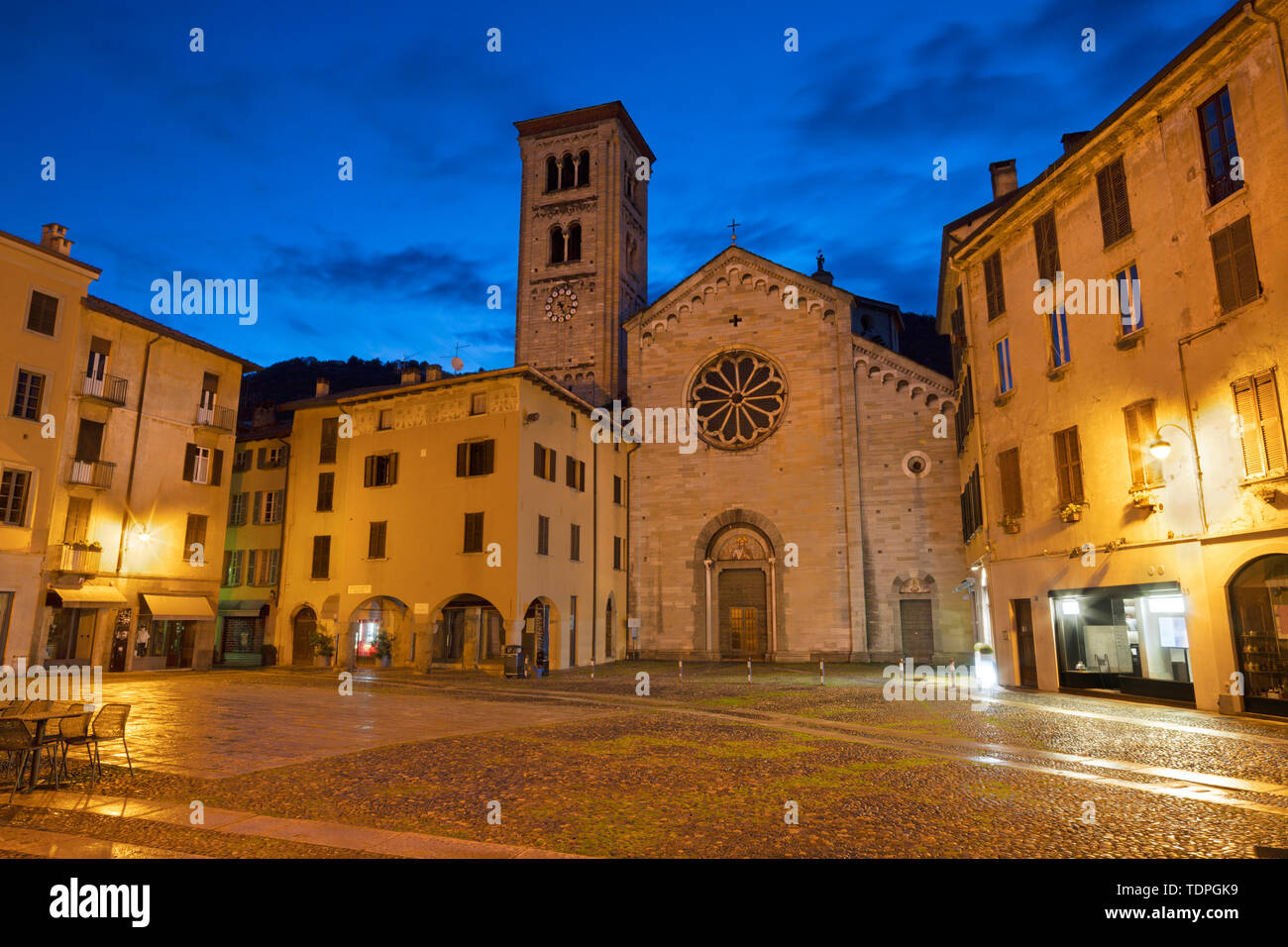 Como - die Basilika di San Fedele und Quadrat in der Abenddämmerung. Stockfoto