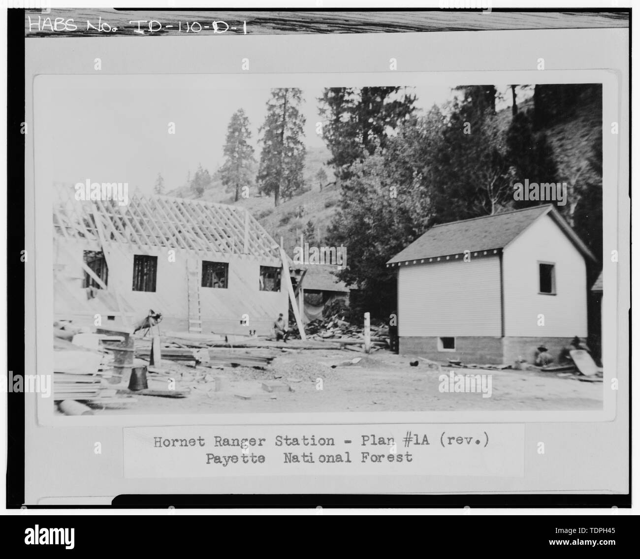 Der Woodshed-Cellar (rechts) und Ranger Wohnung im Bau. Original auf Datei mit der Payette National Forest, Supervisor's Office, McCall, Idaho. Holzschuppen - Keller im Jahr 1934, nach Nordwesten. - Hornet Ranger Station, Woodshed-Cellar, Forest Service Road Nr. 50002, Rat, Adams County, ID Stockfoto