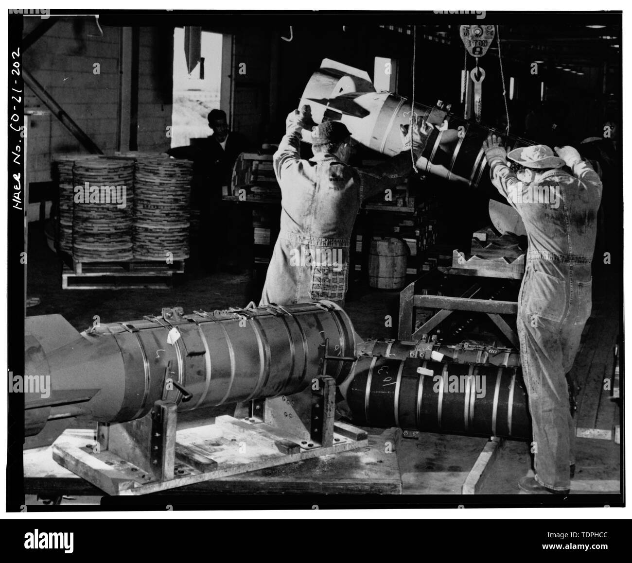 Denver Post Fotograf, 2 August 1951 (original Drucken im Rocky Mountain Arsenal, Commerce City, Colorado). NAPALM BOMB ASSEMBLY LINE. - Rocky Mountain Arsenal, von 90 - Sixth Avenue und Fifty-Sixth Avenue, Buckley Road, Quebec Street und Colorado Highway 2, Handel Stadt, Adams County, CO begrenzt Stockfoto