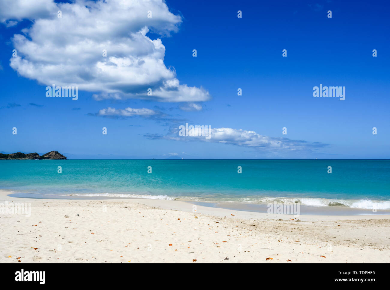 Meer, Sand und Wolken mit zwei Yachten in Blick auf Fort James Strand, in der Nähe von St. Johns, Antigua und Barbuda Stockfoto